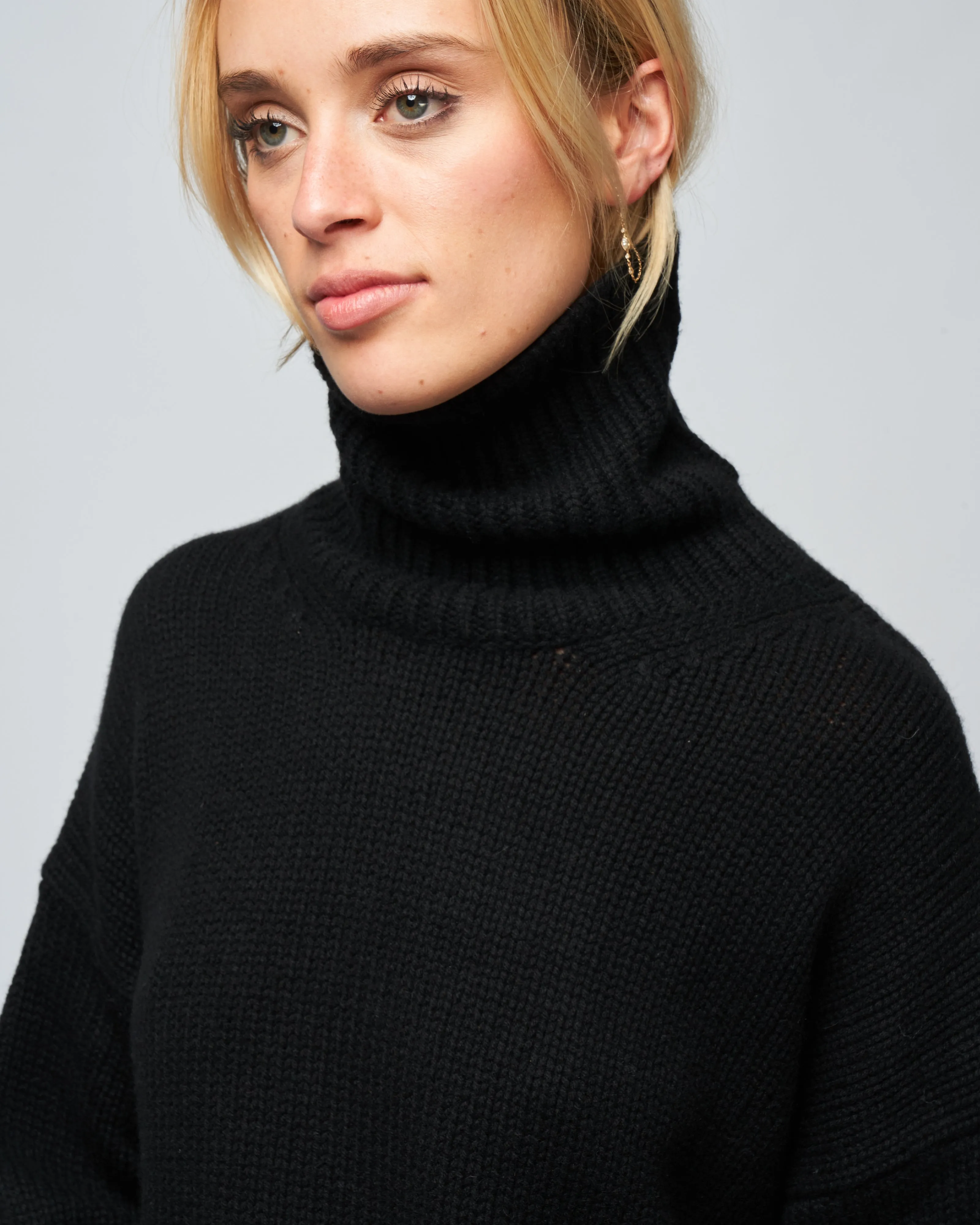 cashmere turtleneck - black