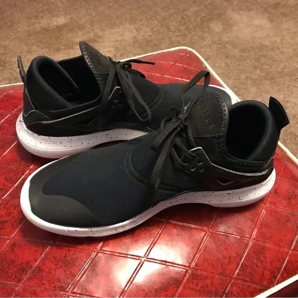 JORDAN NIKE FLY 89 BG Black Basketball Trainers size 7Y