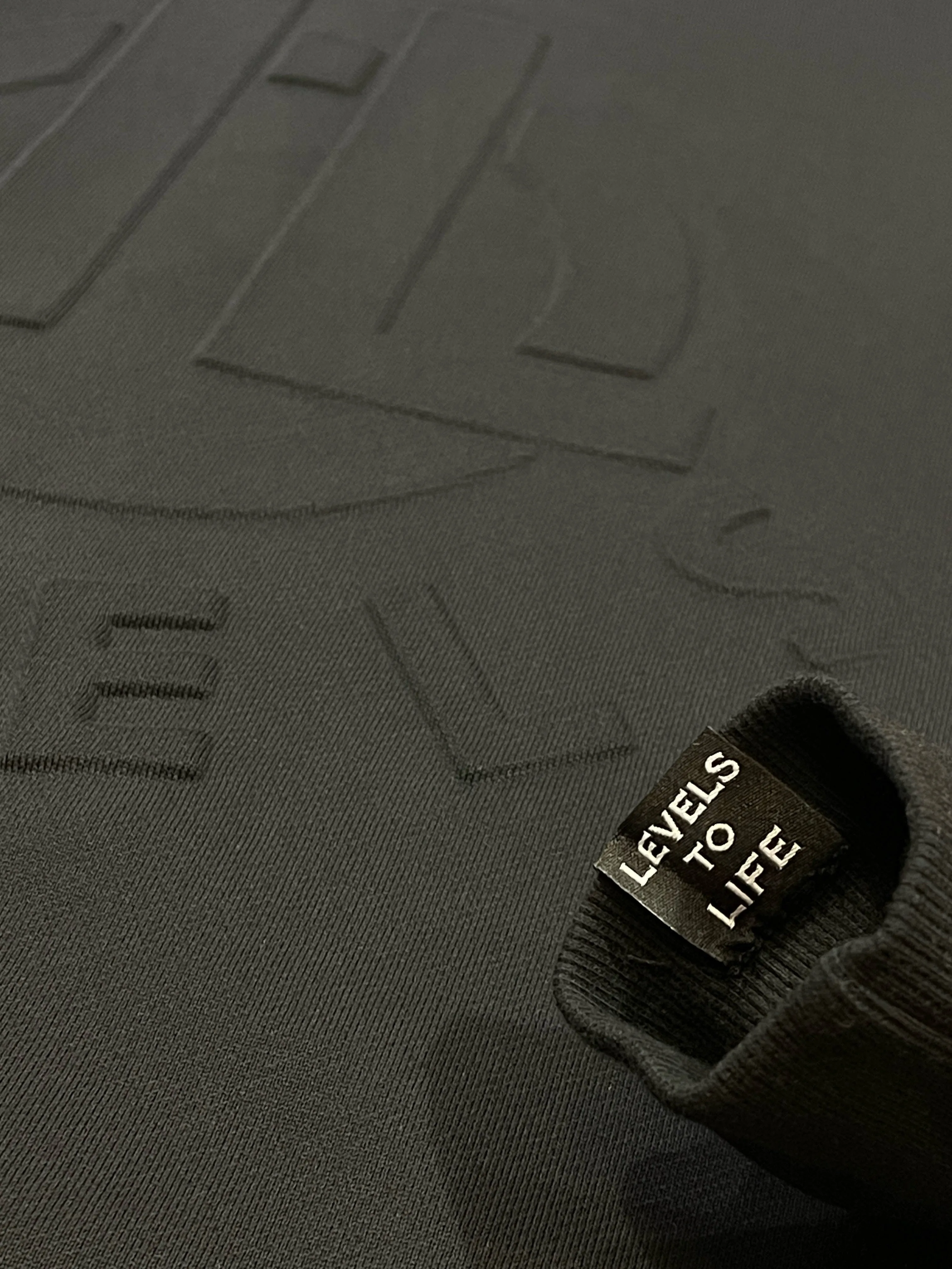LEVELS EMBOSSED CREWNECK | BLACK