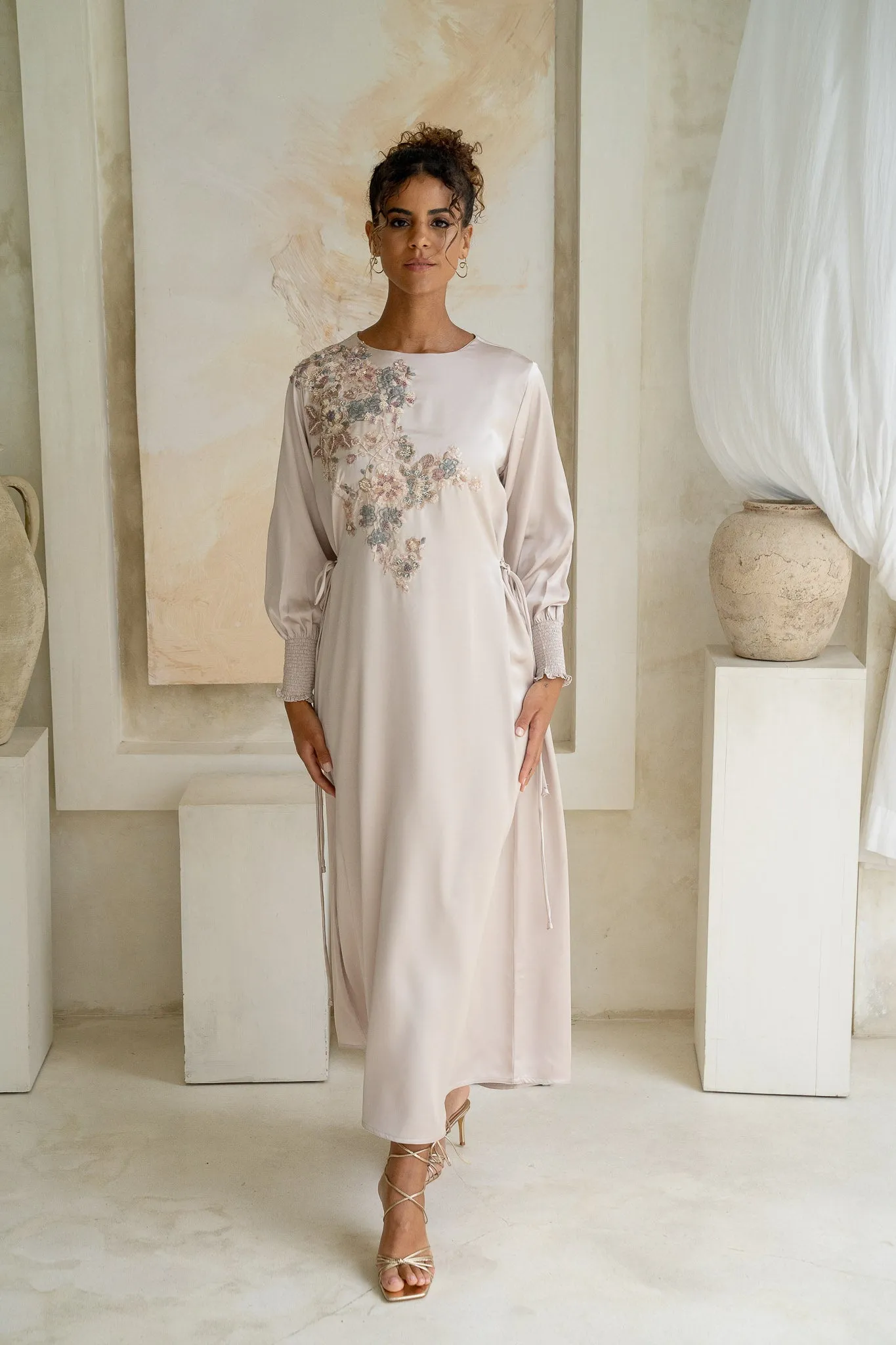 Stone-Beige Embellished Floral Cinch Abaya