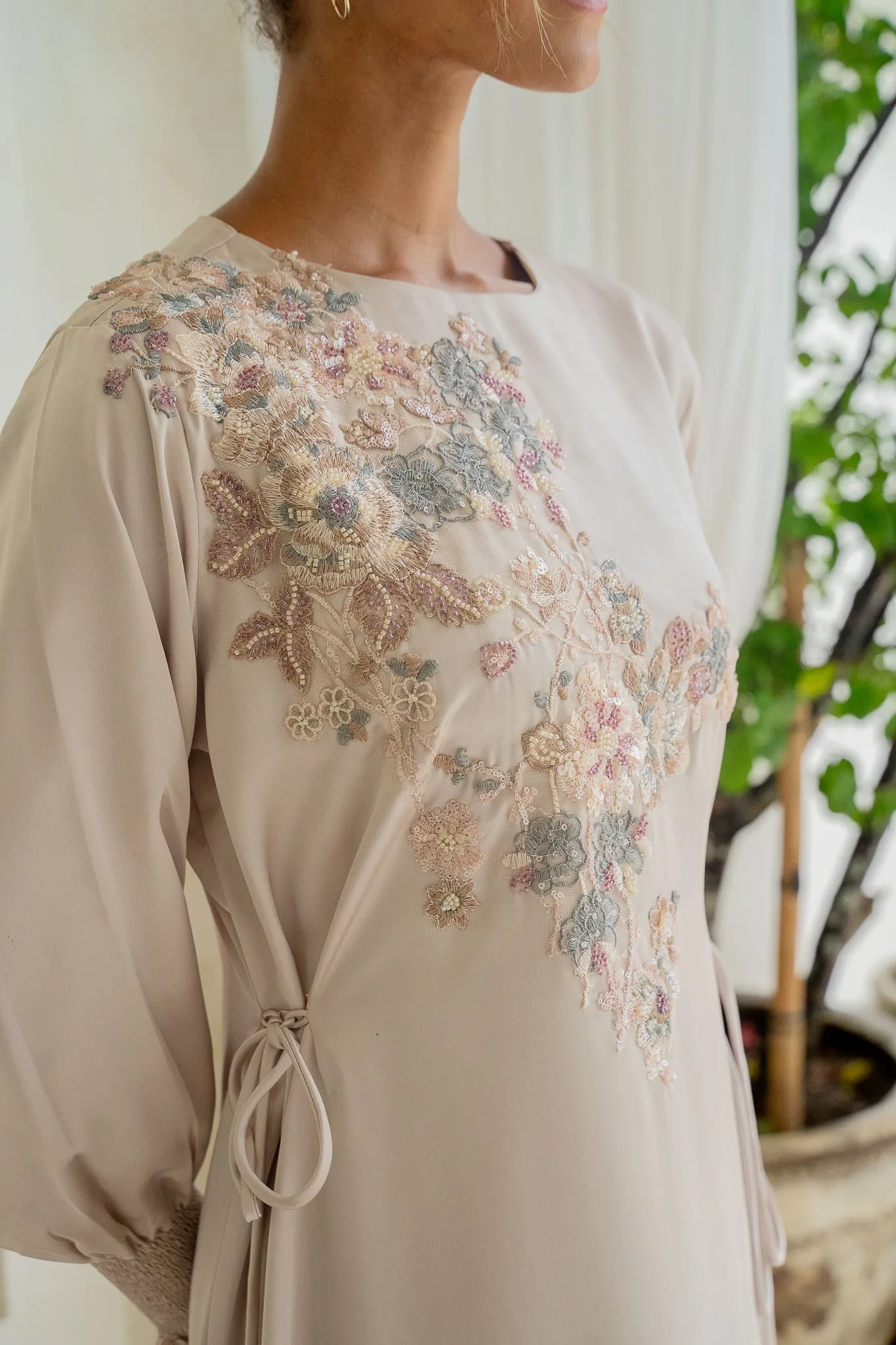 Stone-Beige Embellished Floral Cinch Abaya