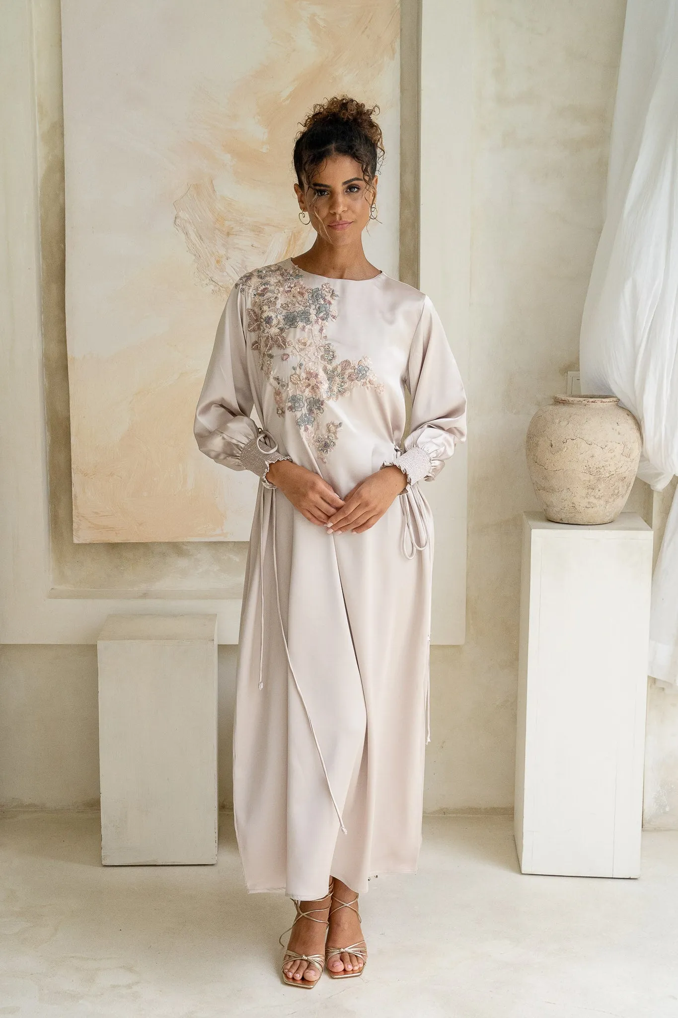 Stone-Beige Embellished Floral Cinch Abaya
