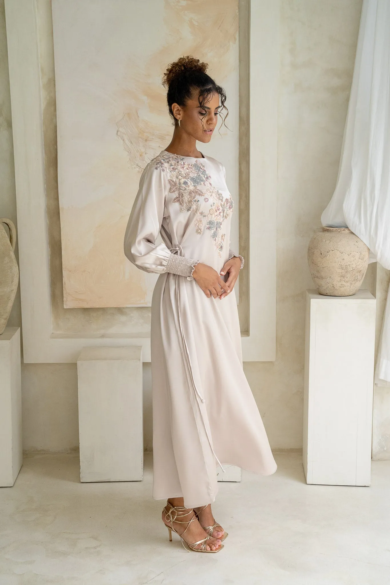 Stone-Beige Embellished Floral Cinch Abaya