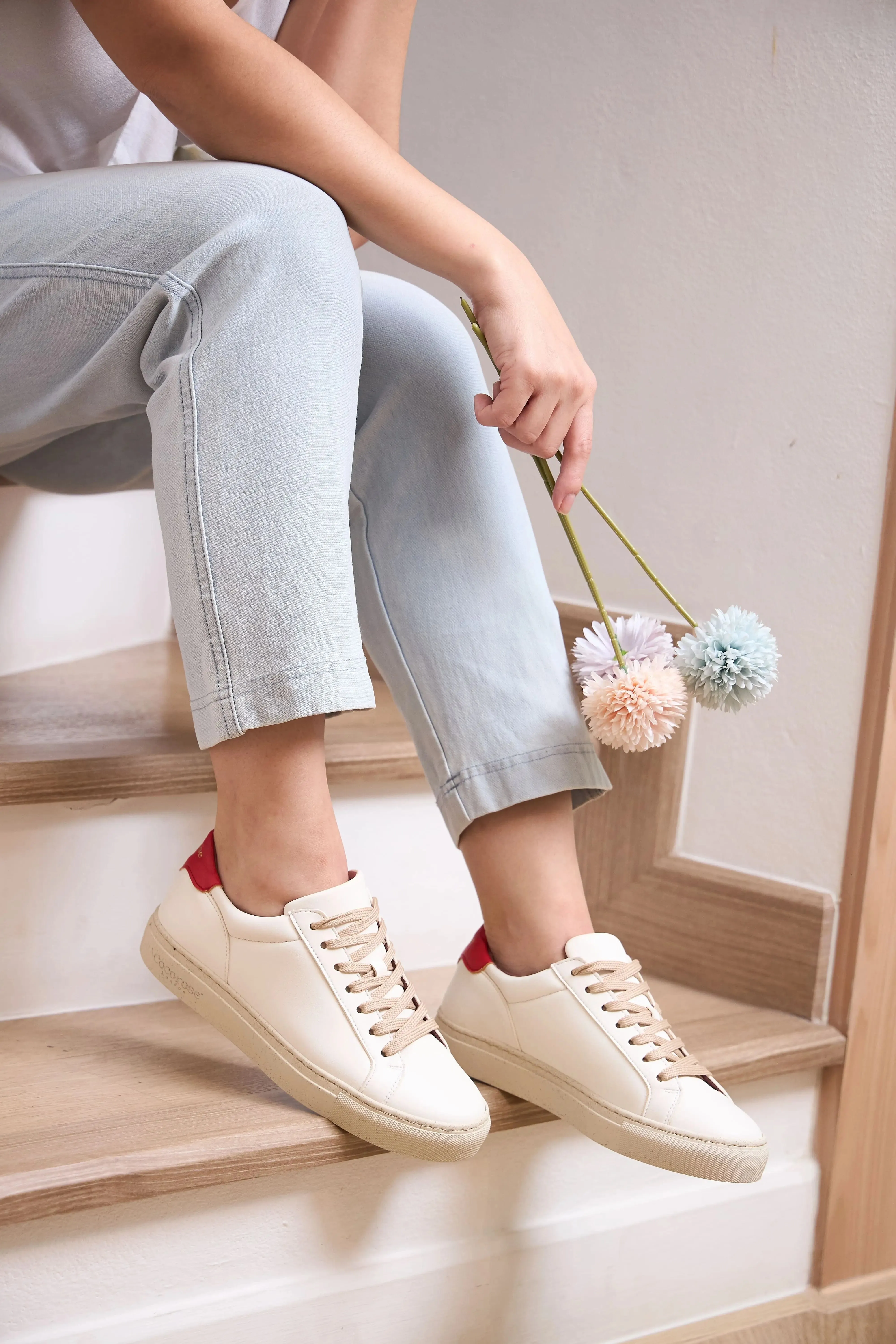 Vegan Kew - White Cactus - Rojo Red Tab